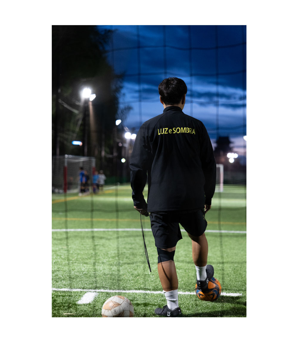 TIKITAKA FOOTBALL ACADEMY コーチの背中